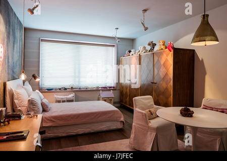 Les jouets mous sur l'armoire dans la chambre de jeune fille avec des stores vénitiens fermé Banque D'Images