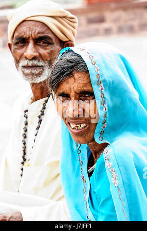 Jodhpur, Inde, le 10 septembre 2010 : Portrait de couple indien en vêtements traditionnels. Banque D'Images