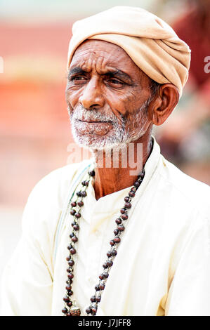 Jodhpur, Inde, le 10 septembre 2010 : Portrait d'un vieil indien en vêtements traditionnels. Banque D'Images