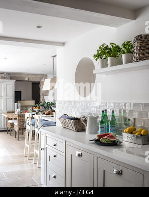 Les carreaux de mur en brique gris Claro à partir de mosaïque Flair dans cuisine spacieuse salle à manger avec carreaux de sol calcaire et fenêtre hublot Banque D'Images