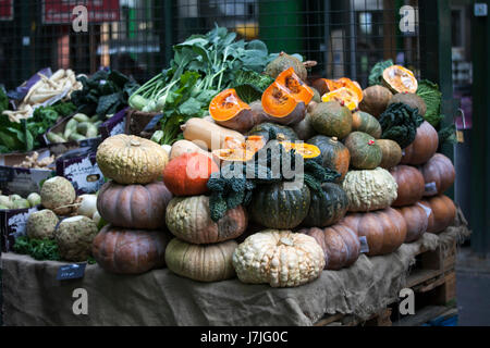 Londres, Royaume-Uni - 22 avril 2017 : une variété de citrouilles et courges courges colorées au Borough Market Banque D'Images