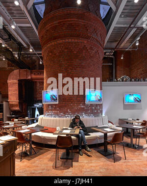 En vue de l'intérieur du restaurant. L'usine bolchevique, Moscou, Russie. Architecte : John Mcaslan et partenaires , 2016. Banque D'Images