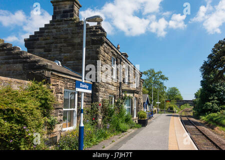 Construit en pierre d'un train ou gare à Danby sur les ruraux Esk Valley Railway de Middlesbrough à Whitby, dans soleil du printemps Banque D'Images