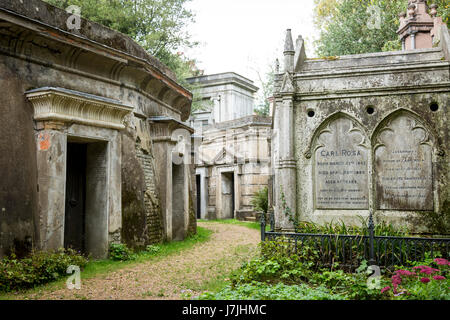 Il y a environ 170 000 personnes enterrées dans autour de 53 000 tombes dans le Cimetière de Highgate, remarquable pour la plupart des personnes enterrées là inc. Karl Marx Banque D'Images