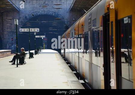 La gare Sao Bento, Porto, Portugal, - 2 mai 2017 : les trains arrivant à la gare de Sao Bento Banque D'Images