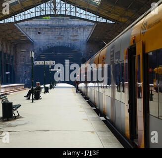 La gare Sao Bento, Porto, Portugal, - 2 mai 2017 : les trains arrivant à la gare de Sao Bento Banque D'Images