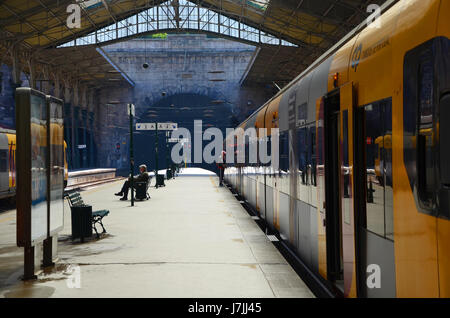 La gare Sao Bento, Porto, Portugal, - 2 mai 2017 : les trains arrivant à la gare de Sao Bento Banque D'Images