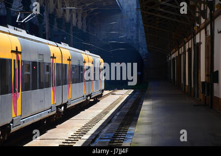 La gare Sao Bento, Porto, Portugal, - 2 mai 2017 : les trains arrivant à la gare de Sao Bento Banque D'Images