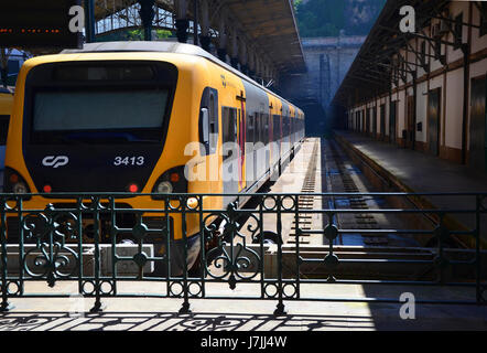 La gare Sao Bento, Porto, Portugal, - 2 mai 2017 : les trains arrivant à la gare de Sao Bento Banque D'Images