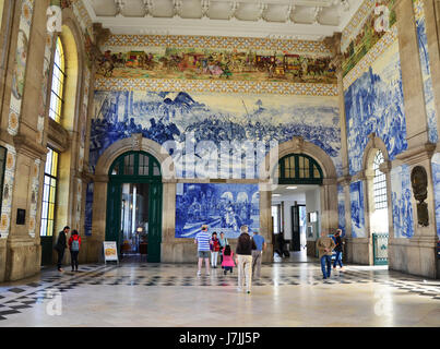 La gare Sao Bento, Porto, Portugal, - 2 mai, 2017 : affichage de touristes célèbre carreaux bleus à l'intérieur de la gare Sao Bento Banque D'Images