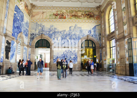 La gare Sao Bento, Porto, Portugal, - 2 mai, 2017 : affichage de touristes célèbre carreaux bleus à l'intérieur de la gare Sao Bento Banque D'Images