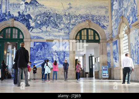 La gare Sao Bento, Porto, Portugal, - 2 mai, 2017 : affichage de touristes célèbre carreaux bleus à l'intérieur de la gare Sao Bento Banque D'Images