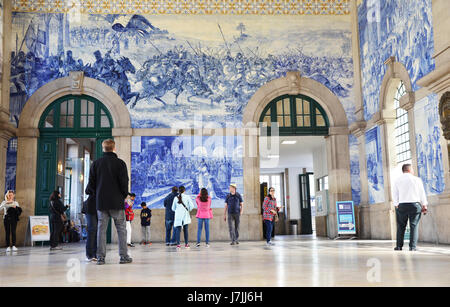 La gare Sao Bento, Porto, Portugal, - 2 mai, 2017 : affichage de touristes célèbre carreaux bleus à l'intérieur de la gare Sao Bento Banque D'Images