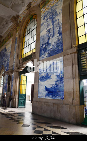 La gare Sao Bento, Porto, Portugal, - 2 mai, 2017 : affichage de touristes célèbre carreaux bleus à l'intérieur de la gare Sao Bento Banque D'Images