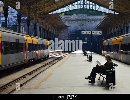 La gare Sao Bento, Porto, Portugal, - 2 mai 2017 : les trains arrivant à la gare de Sao Bento Banque D'Images