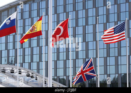 L'Union européenne Drapeau flotte en berne pendant la cérémonie d'ouverture du sommet de la NATA à Bruxelles. Banque D'Images