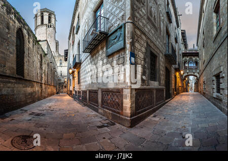 Barri Gothic Quarter et Pont des Soupirs à Barcelone, Catalogne, Espagne Banque D'Images