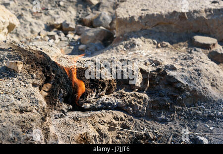 Flammes de Chimère monter du sol. Le feu de gaz naturel dans les rochers. La Turquie Banque D'Images