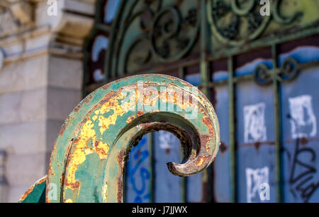 Meubles anciens ornements métalliques rouillées d'âge et toujours plaqués Banque D'Images