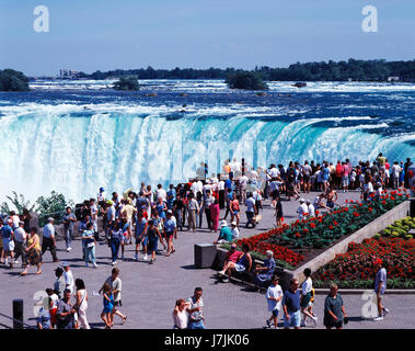 Les touristes l'affichage de la Niagara Falls, Ontario, Canada Banque D'Images