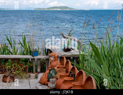 Sommeil de chat sur une table sur le bord de la mer Banque D'Images