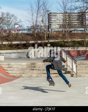 Roulettes s'amuser dans un parc sur sunny day Banque D'Images