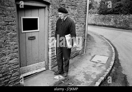 1970 La Grande-Bretagne UK. La vie du village Journal 1975 delivery man, dimanche matin. Les Cotswolds. Abattage inférieure et supérieure sont deux villages sur la rivière et l'Œil sont connu comme l'Abat. 1975 HOMER SYKES Banque D'Images