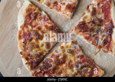 Portrait de quatre tranches de fromage et jambon pizza. Banque D'Images