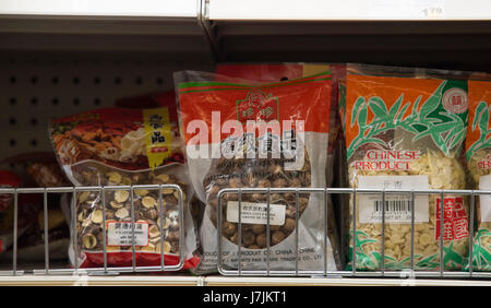 Épicerie asiatique locale a allée des aliments emballés, divers fruits, viandes, et des friandises. Un magasin local fournissant des aliments provenant d'autres pays. Banque D'Images