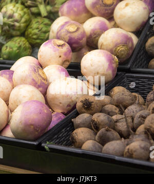 Épicerie asiatique locale a allée des aliments emballés, divers fruits, viandes, et des friandises. Un magasin local fournissant des aliments provenant d'autres pays. Banque D'Images