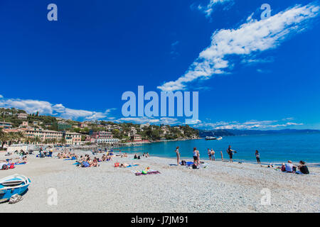 SANTA MARGHERITA ligurie, italie- 29 avril 2017 : personnes non identifiées sur la plage de Santa Margherita Ligurie à jour ensoleillé. Santa Margherita est un populaire Banque D'Images