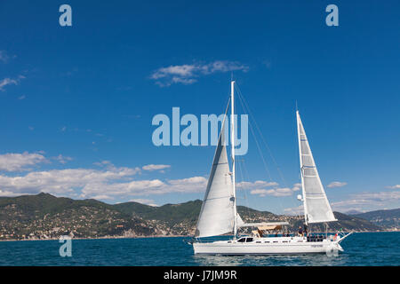 SANTA MARGHERITA ligurie, italie- 29 avril 2017 : des personnes non identifiées, voile voilier en mer à Santa Margherita Ligurie à jour ensoleillé. Je Santa Margherita Banque D'Images