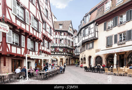 Rue des marchands, Colmar, Alsace, France, restaurants, boutique, les gens, ses terrasses de café, rue, à colombages, historique Banque D'Images