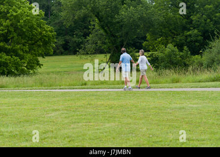 Couple actif marche sur piste à Shelby Farms Park près de Memphis Tennessee Banque D'Images