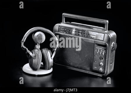 Old Time radio avec micro et casque en noir et blanc. Banque D'Images