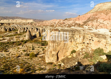 Avis de maisons grotte dans la roche à Cavusin. La Cappadoce. Nevşehir Province. La Turquie Banque D'Images