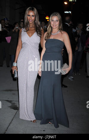 Iman et Aeriná Lauder d'arriver au Fashion Group International, 26e Nuit des Etoiles à Cipriani, Wall Street à New York. Le 22 octobre 2009. Crédit : Dennis Van Tine/MediaPunch Banque D'Images