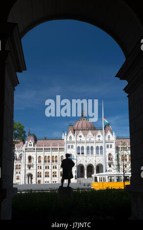 La Hongrie, Budapest. Le Parlement Bâtiment vu de l'autre bâtiment avec sculptures distinctes d'êtres humains Banque D'Images