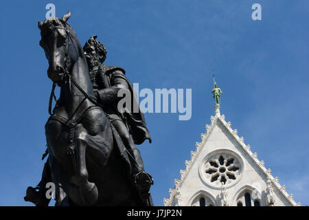 La Hongrie, Budapest. Statue du Comte Gyula Andrassy près de bâtiment du Parlement européen Banque D'Images