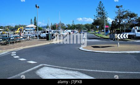 Coffs Harbour Street view, rond-point de la circulation le 17 mai 2017. Nouvelle Galles du Sud, Australie , les personnes non identifiables, des voitures en stationnement, les panneaux, bill board Banque D'Images