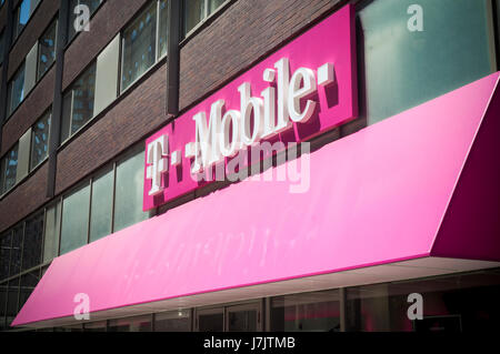 Un T-Mobile USA store est vu dans le centre de Manhattan à New York, le dimanche 21 mai, 2017. (© Richard B. Levine) Banque D'Images