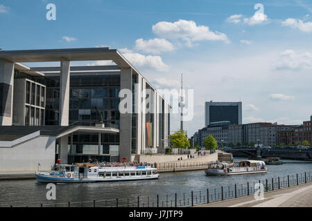 Berlin, Allemagne - le 23 mai 2017 : bateaux de touristes sur la Spree au quartier du gouvernement avec l'arrière-plan, la tour de télévision de Berlin, Allemagne. Banque D'Images