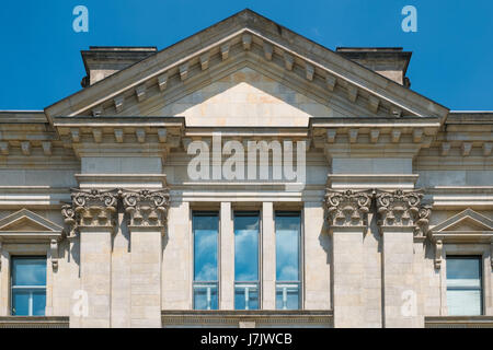 Détail d'extérieur de bâtiment classique avec des colonnes et de stuc - Reichstag Banque D'Images