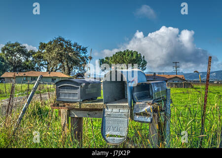 Boîtes aux lettres anciennes en Californie, USA Banque D'Images