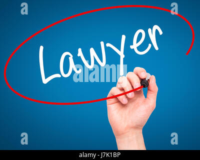 La main de l'homme Avocat au marqueur noir sur l'écran visuel. Isolé sur fond. Le commerce, la technologie, internet concept. Stock Photo Banque D'Images