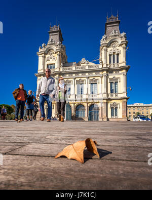 Barcelone, Espagne - 15 novembre, 2014 : vue sur le Port Vell (vieux port) à Barcelone, Espagne. Port Vell et la Rambla del Mar - l'un des principaux lieux touristiques d'attirer Banque D'Images