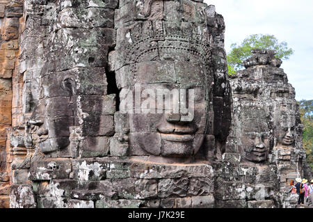 Des statues de visages de sourire serein au Prasat Bayon à Angkor Thom, au Cambodge. Banque D'Images