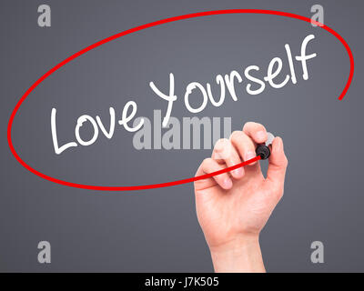 Man main écrit Vous aimer avec marqueur noir sur l'écran visuel. Isolé sur le gris. Le commerce, la technologie, internet concept. Stock Photo Banque D'Images