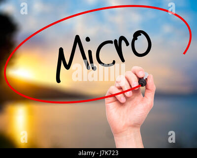 Man main écrit Micro avec marqueur noir sur l'écran visuel. Isolé sur fond. Le commerce, la technologie, internet concept. Stock Photo Banque D'Images