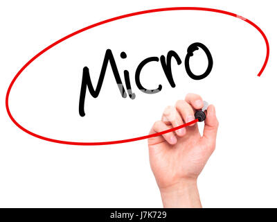 Man main écrit Micro avec marqueur noir sur l'écran visuel. Isolé sur fond. Le commerce, la technologie, internet concept. Stock Photo Banque D'Images